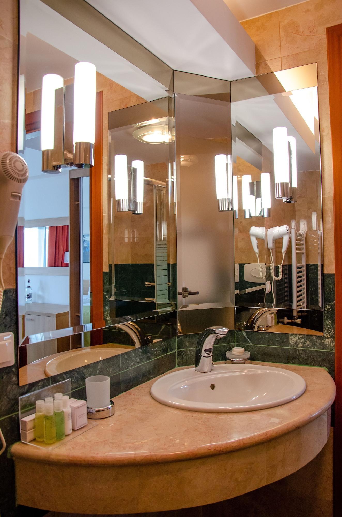 Complex Silva Hotell Bukarest Exteriör bild